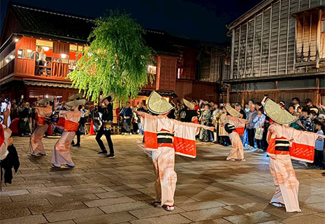 おわら流しと街並み