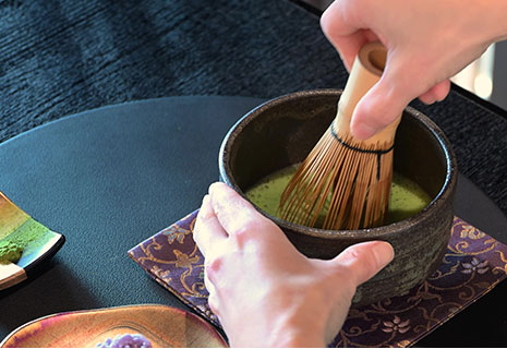 茶筅で抹茶を点てる様子