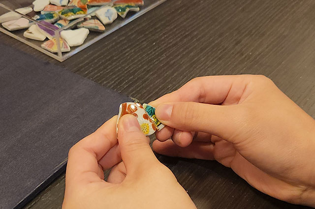 金継ぎ体験の様子