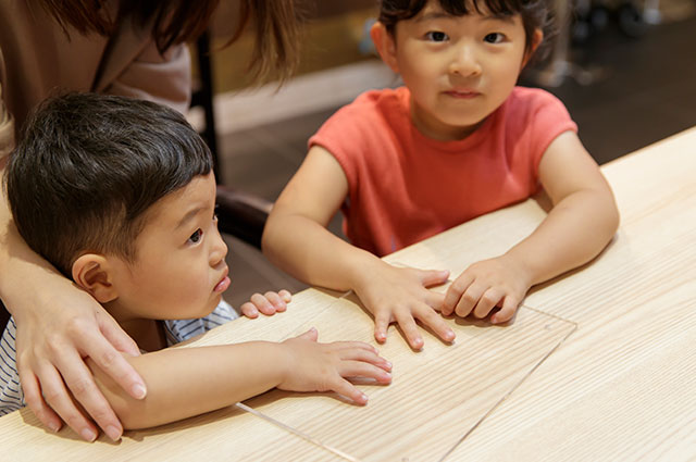 手形を取る子供