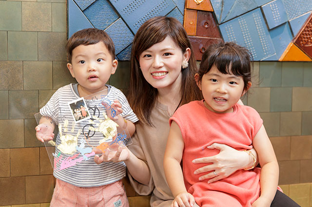 手形を取る子供